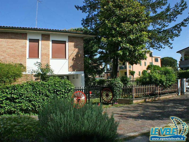 PIOPPI: Affitto villa con ampio giardino su 4 lati a Lido delle Nazioni