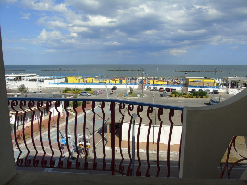 PRIMAVERA: Appartamento a 50 mt. dalla spiaggia ed in pieno centro, con balcone angolare vista mare